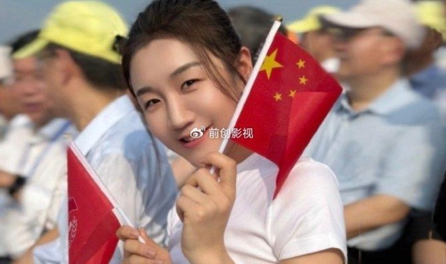 百家乐官网-刘国梁现场观看阅兵，挥舞五星红旗，时隔4年发文：爱我中华