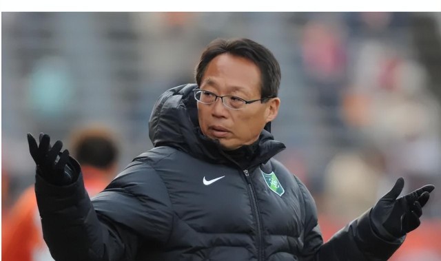 烂透了！日本名帅评中国男足：老板让我打球员！超半数人不守纪律