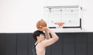 休赛期训练！杨瀚森社媒晒训练照：练练练