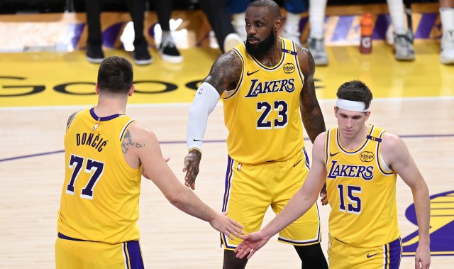 湖人自媒体预计新赛季首发：东契奇 里夫斯 詹姆斯 八村塁 艾顿